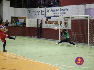 
<a style='margin-left: 5px;' class='btn btn-xs btn-social btn-facebook' href='https://www.facebook.com/sharer/sharer.php?u=https://www.boladovale.com.br/imgs/800-800-90/conteudo/fotos/1330/img1577.jpg' rel='popup' data-width='500' data-height='400'><i class='fa fa-facebook'></i>Compartilhar <span class='hidden-xs'>no Facebook</span>
</a> 
<a class='btn btn-default btn-xs' target='_blank' href='imgs/800-800-90/conteudo/fotos/1330/img1577.jpg'>
<span class='glyphicon glyphicon-cloud-download'></span> Salvar
</a> 
<span></span>