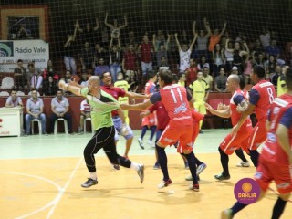 
<a style='margin-left: 5px;' class='btn btn-xs btn-social btn-facebook' href='https://www.facebook.com/sharer/sharer.php?u=https://www.boladovale.com.br/imgs/800-800-90/conteudo/fotos/1330/img1635.jpg' rel='popup' data-width='500' data-height='400'><i class='fa fa-facebook'></i>Compartilhar <span class='hidden-xs'>no Facebook</span>
</a> 
<a class='btn btn-default btn-xs' target='_blank' href='imgs/800-800-90/conteudo/fotos/1330/img1635.jpg'>
<span class='glyphicon glyphicon-cloud-download'></span> Salvar
</a> 
<span></span>