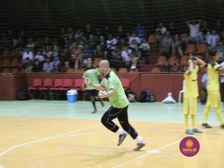 
<a style='margin-left: 5px;' class='btn btn-xs btn-social btn-facebook' href='https://www.facebook.com/sharer/sharer.php?u=https://www.boladovale.com.br/imgs/800-800-90/conteudo/fotos/1330/img1636.jpg' rel='popup' data-width='500' data-height='400'><i class='fa fa-facebook'></i>Compartilhar <span class='hidden-xs'>no Facebook</span>
</a> 
<a class='btn btn-default btn-xs' target='_blank' href='imgs/800-800-90/conteudo/fotos/1330/img1636.jpg'>
<span class='glyphicon glyphicon-cloud-download'></span> Salvar
</a> 
<span></span>