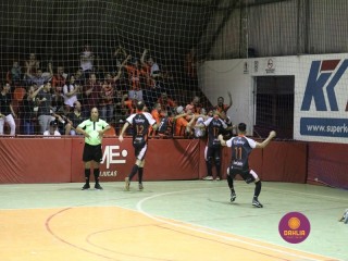 
<a style='margin-left: 5px;' class='btn btn-xs btn-social btn-facebook' href='https://www.facebook.com/sharer/sharer.php?u=https://www.boladovale.com.br/imgs/800-800-90/conteudo/fotos/1331/img1742.jpg' rel='popup' data-width='500' data-height='400'><i class='fa fa-facebook'></i>Compartilhar <span class='hidden-xs'>no Facebook</span>
</a> 
<a class='btn btn-default btn-xs' target='_blank' href='imgs/800-800-90/conteudo/fotos/1331/img1742.jpg'>
<span class='glyphicon glyphicon-cloud-download'></span> Salvar
</a> 
<span></span>