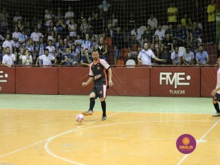 
<a style='margin-left: 5px;' class='btn btn-xs btn-social btn-facebook' href='https://www.facebook.com/sharer/sharer.php?u=https://www.boladovale.com.br/imgs/800-800-90/conteudo/fotos/1331/img1763.jpg' rel='popup' data-width='500' data-height='400'><i class='fa fa-facebook'></i>Compartilhar <span class='hidden-xs'>no Facebook</span>
</a> 
<a class='btn btn-default btn-xs' target='_blank' href='imgs/800-800-90/conteudo/fotos/1331/img1763.jpg'>
<span class='glyphicon glyphicon-cloud-download'></span> Salvar
</a> 
<span></span>