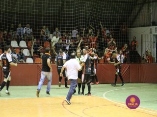 
<a style='margin-left: 5px;' class='btn btn-xs btn-social btn-facebook' href='https://www.facebook.com/sharer/sharer.php?u=https://www.boladovale.com.br/imgs/800-800-90/conteudo/fotos/1331/img1766.jpg' rel='popup' data-width='500' data-height='400'><i class='fa fa-facebook'></i>Compartilhar <span class='hidden-xs'>no Facebook</span>
</a> 
<a class='btn btn-default btn-xs' target='_blank' href='imgs/800-800-90/conteudo/fotos/1331/img1766.jpg'>
<span class='glyphicon glyphicon-cloud-download'></span> Salvar
</a> 
<span></span>