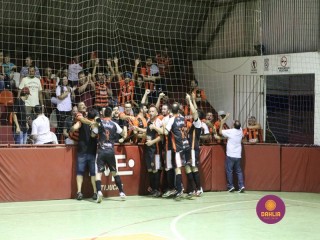 
<a style='margin-left: 5px;' class='btn btn-xs btn-social btn-facebook' href='https://www.facebook.com/sharer/sharer.php?u=https://www.boladovale.com.br/imgs/800-800-90/conteudo/fotos/1331/img1768.jpg' rel='popup' data-width='500' data-height='400'><i class='fa fa-facebook'></i>Compartilhar <span class='hidden-xs'>no Facebook</span>
</a> 
<a class='btn btn-default btn-xs' target='_blank' href='imgs/800-800-90/conteudo/fotos/1331/img1768.jpg'>
<span class='glyphicon glyphicon-cloud-download'></span> Salvar
</a> 
<span></span>