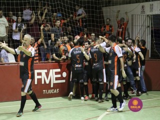 
<a style='margin-left: 5px;' class='btn btn-xs btn-social btn-facebook' href='https://www.facebook.com/sharer/sharer.php?u=https://www.boladovale.com.br/imgs/800-800-90/conteudo/fotos/1331/img1771.jpg' rel='popup' data-width='500' data-height='400'><i class='fa fa-facebook'></i>Compartilhar <span class='hidden-xs'>no Facebook</span>
</a> 
<a class='btn btn-default btn-xs' target='_blank' href='imgs/800-800-90/conteudo/fotos/1331/img1771.jpg'>
<span class='glyphicon glyphicon-cloud-download'></span> Salvar
</a> 
<span></span>