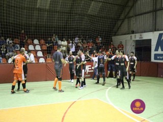 
<a style='margin-left: 5px;' class='btn btn-xs btn-social btn-facebook' href='https://www.facebook.com/sharer/sharer.php?u=https://www.boladovale.com.br/imgs/800-800-90/conteudo/fotos/1331/img1772.jpg' rel='popup' data-width='500' data-height='400'><i class='fa fa-facebook'></i>Compartilhar <span class='hidden-xs'>no Facebook</span>
</a> 
<a class='btn btn-default btn-xs' target='_blank' href='imgs/800-800-90/conteudo/fotos/1331/img1772.jpg'>
<span class='glyphicon glyphicon-cloud-download'></span> Salvar
</a> 
<span></span>