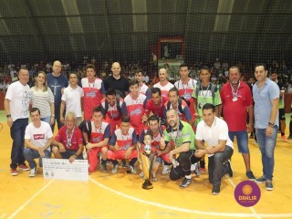 
<a style='margin-left: 5px;' class='btn btn-xs btn-social btn-facebook' href='https://www.facebook.com/sharer/sharer.php?u=https://www.boladovale.com.br/imgs/800-800-90/conteudo/fotos/1336/img2885.jpg' rel='popup' data-width='500' data-height='400'><i class='fa fa-facebook'></i>Compartilhar <span class='hidden-xs'>no Facebook</span>
</a> 
<a class='btn btn-default btn-xs' target='_blank' href='imgs/800-800-90/conteudo/fotos/1336/img2885.jpg'>
<span class='glyphicon glyphicon-cloud-download'></span> Salvar
</a> 
<span></span>