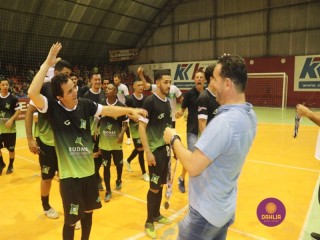 
<a style='margin-left: 5px;' class='btn btn-xs btn-social btn-facebook' href='https://www.facebook.com/sharer/sharer.php?u=https://www.boladovale.com.br/imgs/800-800-90/conteudo/fotos/1336/img2887.jpg' rel='popup' data-width='500' data-height='400'><i class='fa fa-facebook'></i>Compartilhar <span class='hidden-xs'>no Facebook</span>
</a> 
<a class='btn btn-default btn-xs' target='_blank' href='imgs/800-800-90/conteudo/fotos/1336/img2887.jpg'>
<span class='glyphicon glyphicon-cloud-download'></span> Salvar
</a> 
<span></span>