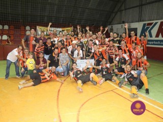 
<a style='margin-left: 5px;' class='btn btn-xs btn-social btn-facebook' href='https://www.facebook.com/sharer/sharer.php?u=https://www.boladovale.com.br/imgs/800-800-90/conteudo/fotos/1337/img3275.jpg' rel='popup' data-width='500' data-height='400'><i class='fa fa-facebook'></i>Compartilhar <span class='hidden-xs'>no Facebook</span>
</a> 
<a class='btn btn-default btn-xs' target='_blank' href='imgs/800-800-90/conteudo/fotos/1337/img3275.jpg'>
<span class='glyphicon glyphicon-cloud-download'></span> Salvar
</a> 
<span></span>