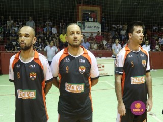 
<a style='margin-left: 5px;' class='btn btn-xs btn-social btn-facebook' href='https://www.facebook.com/sharer/sharer.php?u=https://www.boladovale.com.br/imgs/800-800-90/conteudo/fotos/1338/img2930.jpg' rel='popup' data-width='500' data-height='400'><i class='fa fa-facebook'></i>Compartilhar <span class='hidden-xs'>no Facebook</span>
</a> 
<a class='btn btn-default btn-xs' target='_blank' href='imgs/800-800-90/conteudo/fotos/1338/img2930.jpg'>
<span class='glyphicon glyphicon-cloud-download'></span> Salvar
</a> 
<span></span>