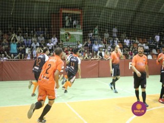 
<a style='margin-left: 5px;' class='btn btn-xs btn-social btn-facebook' href='https://www.facebook.com/sharer/sharer.php?u=https://www.boladovale.com.br/imgs/800-800-90/conteudo/fotos/1338/img3179.jpg' rel='popup' data-width='500' data-height='400'><i class='fa fa-facebook'></i>Compartilhar <span class='hidden-xs'>no Facebook</span>
</a> 
<a class='btn btn-default btn-xs' target='_blank' href='imgs/800-800-90/conteudo/fotos/1338/img3179.jpg'>
<span class='glyphicon glyphicon-cloud-download'></span> Salvar
</a> 
<span></span>
