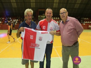 
<a style='margin-left: 5px;' class='btn btn-xs btn-social btn-facebook' href='https://www.facebook.com/sharer/sharer.php?u=https://www.boladovale.com.br/imgs/800-800-90/conteudo/fotos/1358/img7850.jpg' rel='popup' data-width='500' data-height='400'><i class='fa fa-facebook'></i>Compartilhar <span class='hidden-xs'>no Facebook</span>
</a> 
<a class='btn btn-default btn-xs' target='_blank' href='imgs/800-800-90/conteudo/fotos/1358/img7850.jpg'>
<span class='glyphicon glyphicon-cloud-download'></span> Salvar
</a> 
<span></span>