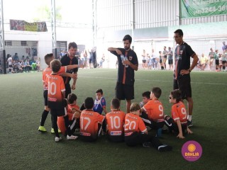 
<a style='margin-left: 5px;' class='btn btn-xs btn-social btn-facebook' href='https://www.facebook.com/sharer/sharer.php?u=https://www.boladovale.com.br/imgs/800-800-90/conteudo/fotos/1362/img8989.jpg' rel='popup' data-width='500' data-height='400'><i class='fa fa-facebook'></i>Compartilhar <span class='hidden-xs'>no Facebook</span>
</a> 
<a class='btn btn-default btn-xs' target='_blank' href='imgs/800-800-90/conteudo/fotos/1362/img8989.jpg'>
<span class='glyphicon glyphicon-cloud-download'></span> Salvar
</a> 
<span></span>