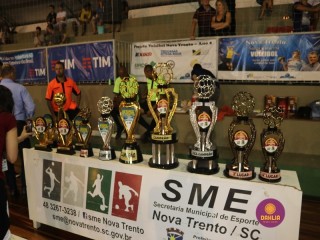 
<a style='margin-left: 5px;' class='btn btn-xs btn-social btn-facebook' href='https://www.facebook.com/sharer/sharer.php?u=https://www.boladovale.com.br/imgs/800-800-90/conteudo/fotos/1366/img0446.jpg' rel='popup' data-width='500' data-height='400'><i class='fa fa-facebook'></i>Compartilhar <span class='hidden-xs'>no Facebook</span>
</a> 
<a class='btn btn-default btn-xs' target='_blank' href='imgs/800-800-90/conteudo/fotos/1366/img0446.jpg'>
<span class='glyphicon glyphicon-cloud-download'></span> Salvar
</a> 
<span></span>