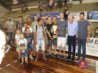 
<a style='margin-left: 5px;' class='btn btn-xs btn-social btn-facebook' href='https://www.facebook.com/sharer/sharer.php?u=https://www.boladovale.com.br/imgs/800-800-90/conteudo/fotos/1366/img0479.jpg' rel='popup' data-width='500' data-height='400'><i class='fa fa-facebook'></i>Compartilhar <span class='hidden-xs'>no Facebook</span>
</a> 
<a class='btn btn-default btn-xs' target='_blank' href='imgs/800-800-90/conteudo/fotos/1366/img0479.jpg'>
<span class='glyphicon glyphicon-cloud-download'></span> Salvar
</a> 
<span></span>