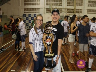 
<a style='margin-left: 5px;' class='btn btn-xs btn-social btn-facebook' href='https://www.facebook.com/sharer/sharer.php?u=https://www.boladovale.com.br/imgs/800-800-90/conteudo/fotos/1366/img0523.jpg' rel='popup' data-width='500' data-height='400'><i class='fa fa-facebook'></i>Compartilhar <span class='hidden-xs'>no Facebook</span>
</a> 
<a class='btn btn-default btn-xs' target='_blank' href='imgs/800-800-90/conteudo/fotos/1366/img0523.jpg'>
<span class='glyphicon glyphicon-cloud-download'></span> Salvar
</a> 
<span></span>