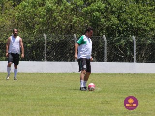 
<a style='margin-left: 5px;' class='btn btn-xs btn-social btn-facebook' href='https://www.facebook.com/sharer/sharer.php?u=https://www.boladovale.com.br/imgs/800-800-90/conteudo/fotos/1369/img0925.jpg' rel='popup' data-width='500' data-height='400'><i class='fa fa-facebook'></i>Compartilhar <span class='hidden-xs'>no Facebook</span>
</a> 
<a class='btn btn-default btn-xs' target='_blank' href='imgs/800-800-90/conteudo/fotos/1369/img0925.jpg'>
<span class='glyphicon glyphicon-cloud-download'></span> Salvar
</a> 
<span></span>