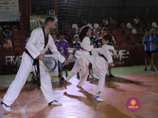 
<a style='margin-left: 5px;' class='btn btn-xs btn-social btn-facebook' href='https://www.facebook.com/sharer/sharer.php?u=https://www.boladovale.com.br/imgs/800-800-90/conteudo/fotos/1381/img4185.jpg' rel='popup' data-width='500' data-height='400'><i class='fa fa-facebook'></i>Compartilhar <span class='hidden-xs'>no Facebook</span>
</a> 
<a class='btn btn-default btn-xs' target='_blank' href='imgs/800-800-90/conteudo/fotos/1381/img4185.jpg'>
<span class='glyphicon glyphicon-cloud-download'></span> Salvar
</a> 
<span></span>