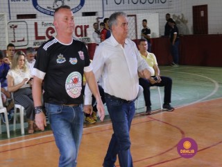 
<a style='margin-left: 5px;' class='btn btn-xs btn-social btn-facebook' href='https://www.facebook.com/sharer/sharer.php?u=https://www.boladovale.com.br/imgs/800-800-90/conteudo/fotos/1381/img4266.jpg' rel='popup' data-width='500' data-height='400'><i class='fa fa-facebook'></i>Compartilhar <span class='hidden-xs'>no Facebook</span>
</a> 
<a class='btn btn-default btn-xs' target='_blank' href='imgs/800-800-90/conteudo/fotos/1381/img4266.jpg'>
<span class='glyphicon glyphicon-cloud-download'></span> Salvar
</a> 
<span></span>