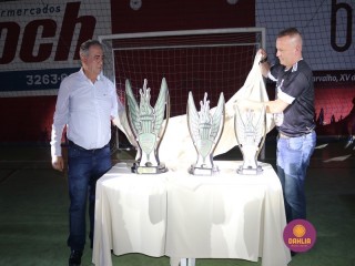 
<a style='margin-left: 5px;' class='btn btn-xs btn-social btn-facebook' href='https://www.facebook.com/sharer/sharer.php?u=https://www.boladovale.com.br/imgs/800-800-90/conteudo/fotos/1381/img4271.jpg' rel='popup' data-width='500' data-height='400'><i class='fa fa-facebook'></i>Compartilhar <span class='hidden-xs'>no Facebook</span>
</a> 
<a class='btn btn-default btn-xs' target='_blank' href='imgs/800-800-90/conteudo/fotos/1381/img4271.jpg'>
<span class='glyphicon glyphicon-cloud-download'></span> Salvar
</a> 
<span></span>