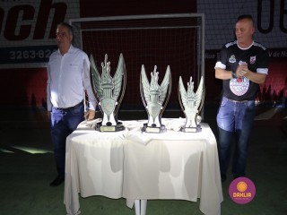 
<a style='margin-left: 5px;' class='btn btn-xs btn-social btn-facebook' href='https://www.facebook.com/sharer/sharer.php?u=https://www.boladovale.com.br/imgs/800-800-90/conteudo/fotos/1381/img4272.jpg' rel='popup' data-width='500' data-height='400'><i class='fa fa-facebook'></i>Compartilhar <span class='hidden-xs'>no Facebook</span>
</a> 
<a class='btn btn-default btn-xs' target='_blank' href='imgs/800-800-90/conteudo/fotos/1381/img4272.jpg'>
<span class='glyphicon glyphicon-cloud-download'></span> Salvar
</a> 
<span></span>