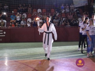 
<a style='margin-left: 5px;' class='btn btn-xs btn-social btn-facebook' href='https://www.facebook.com/sharer/sharer.php?u=https://www.boladovale.com.br/imgs/800-800-90/conteudo/fotos/1381/img4303.jpg' rel='popup' data-width='500' data-height='400'><i class='fa fa-facebook'></i>Compartilhar <span class='hidden-xs'>no Facebook</span>
</a> 
<a class='btn btn-default btn-xs' target='_blank' href='imgs/800-800-90/conteudo/fotos/1381/img4303.jpg'>
<span class='glyphicon glyphicon-cloud-download'></span> Salvar
</a> 
<span></span>