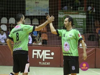 
<a style='margin-left: 5px;' class='btn btn-xs btn-social btn-facebook' href='https://www.facebook.com/sharer/sharer.php?u=https://www.boladovale.com.br/imgs/800-800-90/conteudo/fotos/1385/img4883.jpg' rel='popup' data-width='500' data-height='400'><i class='fa fa-facebook'></i>Compartilhar <span class='hidden-xs'>no Facebook</span>
</a> 
<a class='btn btn-default btn-xs' target='_blank' href='imgs/800-800-90/conteudo/fotos/1385/img4883.jpg'>
<span class='glyphicon glyphicon-cloud-download'></span> Salvar
</a> 
<span></span>