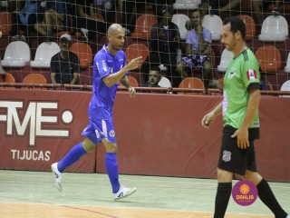 
<a style='margin-left: 5px;' class='btn btn-xs btn-social btn-facebook' href='https://www.facebook.com/sharer/sharer.php?u=https://www.boladovale.com.br/imgs/800-800-90/conteudo/fotos/1385/img4921.jpg' rel='popup' data-width='500' data-height='400'><i class='fa fa-facebook'></i>Compartilhar <span class='hidden-xs'>no Facebook</span>
</a> 
<a class='btn btn-default btn-xs' target='_blank' href='imgs/800-800-90/conteudo/fotos/1385/img4921.jpg'>
<span class='glyphicon glyphicon-cloud-download'></span> Salvar
</a> 
<span></span>