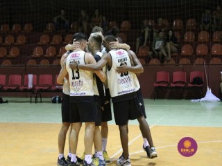 
<a style='margin-left: 5px;' class='btn btn-xs btn-social btn-facebook' href='https://www.facebook.com/sharer/sharer.php?u=https://www.boladovale.com.br/imgs/800-800-90/conteudo/fotos/1389/img0004.jpg' rel='popup' data-width='500' data-height='400'><i class='fa fa-facebook'></i>Compartilhar <span class='hidden-xs'>no Facebook</span>
</a> 
<a class='btn btn-default btn-xs' target='_blank' href='imgs/800-800-90/conteudo/fotos/1389/img0004.jpg'>
<span class='glyphicon glyphicon-cloud-download'></span> Salvar
</a> 
<span></span>