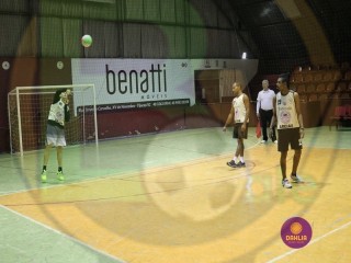 
<a style='margin-left: 5px;' class='btn btn-xs btn-social btn-facebook' href='https://www.facebook.com/sharer/sharer.php?u=https://www.boladovale.com.br/imgs/800-800-90/conteudo/fotos/1406/img1977.jpg' rel='popup' data-width='500' data-height='400'><i class='fa fa-facebook'></i>Compartilhar <span class='hidden-xs'>no Facebook</span>
</a> 
<a class='btn btn-default btn-xs' target='_blank' href='imgs/800-800-90/conteudo/fotos/1406/img1977.jpg'>
<span class='glyphicon glyphicon-cloud-download'></span> Salvar
</a> 
<span></span>