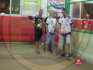 
<a style='margin-left: 5px;' class='btn btn-xs btn-social btn-facebook' href='https://www.facebook.com/sharer/sharer.php?u=https://www.boladovale.com.br/imgs/800-800-90/conteudo/fotos/1413/img2301.jpg' rel='popup' data-width='500' data-height='400'><i class='fa fa-facebook'></i>Compartilhar <span class='hidden-xs'>no Facebook</span>
</a> 
<a class='btn btn-default btn-xs' target='_blank' href='imgs/800-800-90/conteudo/fotos/1413/img2301.jpg'>
<span class='glyphicon glyphicon-cloud-download'></span> Salvar
</a> 
<span></span>