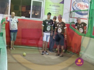 
<a style='margin-left: 5px;' class='btn btn-xs btn-social btn-facebook' href='https://www.facebook.com/sharer/sharer.php?u=https://www.boladovale.com.br/imgs/800-800-90/conteudo/fotos/1413/img2305.jpg' rel='popup' data-width='500' data-height='400'><i class='fa fa-facebook'></i>Compartilhar <span class='hidden-xs'>no Facebook</span>
</a> 
<a class='btn btn-default btn-xs' target='_blank' href='imgs/800-800-90/conteudo/fotos/1413/img2305.jpg'>
<span class='glyphicon glyphicon-cloud-download'></span> Salvar
</a> 
<span></span>