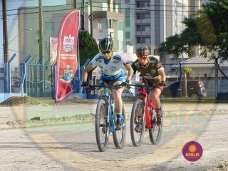 
<a style='margin-left: 5px;' class='btn btn-xs btn-social btn-facebook' href='https://www.facebook.com/sharer/sharer.php?u=https://www.boladovale.com.br/imgs/800-800-90/conteudo/fotos/1418/dsc01502.jpg' rel='popup' data-width='500' data-height='400'><i class='fa fa-facebook'></i>Compartilhar <span class='hidden-xs'>no Facebook</span>
</a> 
<a class='btn btn-default btn-xs' target='_blank' href='imgs/800-800-90/conteudo/fotos/1418/dsc01502.jpg'>
<span class='glyphicon glyphicon-cloud-download'></span> Salvar
</a> 
<span></span>