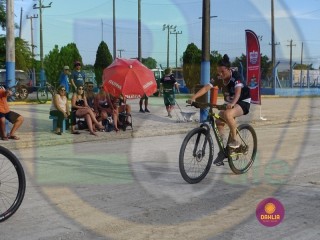 
<a style='margin-left: 5px;' class='btn btn-xs btn-social btn-facebook' href='https://www.facebook.com/sharer/sharer.php?u=https://www.boladovale.com.br/imgs/800-800-90/conteudo/fotos/1418/dsc01531.jpg' rel='popup' data-width='500' data-height='400'><i class='fa fa-facebook'></i>Compartilhar <span class='hidden-xs'>no Facebook</span>
</a> 
<a class='btn btn-default btn-xs' target='_blank' href='imgs/800-800-90/conteudo/fotos/1418/dsc01531.jpg'>
<span class='glyphicon glyphicon-cloud-download'></span> Salvar
</a> 
<span></span>