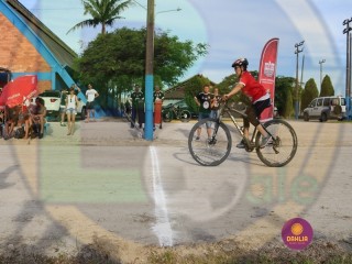 
<a style='margin-left: 5px;' class='btn btn-xs btn-social btn-facebook' href='https://www.facebook.com/sharer/sharer.php?u=https://www.boladovale.com.br/imgs/800-800-90/conteudo/fotos/1418/img3300.jpg' rel='popup' data-width='500' data-height='400'><i class='fa fa-facebook'></i>Compartilhar <span class='hidden-xs'>no Facebook</span>
</a> 
<a class='btn btn-default btn-xs' target='_blank' href='imgs/800-800-90/conteudo/fotos/1418/img3300.jpg'>
<span class='glyphicon glyphicon-cloud-download'></span> Salvar
</a> 
<span></span>