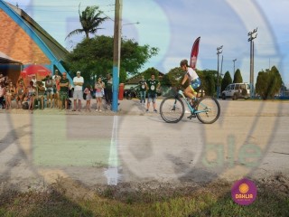 
<a style='margin-left: 5px;' class='btn btn-xs btn-social btn-facebook' href='https://www.facebook.com/sharer/sharer.php?u=https://www.boladovale.com.br/imgs/800-800-90/conteudo/fotos/1418/img3355.jpg' rel='popup' data-width='500' data-height='400'><i class='fa fa-facebook'></i>Compartilhar <span class='hidden-xs'>no Facebook</span>
</a> 
<a class='btn btn-default btn-xs' target='_blank' href='imgs/800-800-90/conteudo/fotos/1418/img3355.jpg'>
<span class='glyphicon glyphicon-cloud-download'></span> Salvar
</a> 
<span></span>