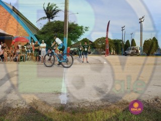 
<a style='margin-left: 5px;' class='btn btn-xs btn-social btn-facebook' href='https://www.facebook.com/sharer/sharer.php?u=https://www.boladovale.com.br/imgs/800-800-90/conteudo/fotos/1418/img3359.jpg' rel='popup' data-width='500' data-height='400'><i class='fa fa-facebook'></i>Compartilhar <span class='hidden-xs'>no Facebook</span>
</a> 
<a class='btn btn-default btn-xs' target='_blank' href='imgs/800-800-90/conteudo/fotos/1418/img3359.jpg'>
<span class='glyphicon glyphicon-cloud-download'></span> Salvar
</a> 
<span></span>