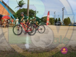 
<a style='margin-left: 5px;' class='btn btn-xs btn-social btn-facebook' href='https://www.facebook.com/sharer/sharer.php?u=https://www.boladovale.com.br/imgs/800-800-90/conteudo/fotos/1418/img3363.jpg' rel='popup' data-width='500' data-height='400'><i class='fa fa-facebook'></i>Compartilhar <span class='hidden-xs'>no Facebook</span>
</a> 
<a class='btn btn-default btn-xs' target='_blank' href='imgs/800-800-90/conteudo/fotos/1418/img3363.jpg'>
<span class='glyphicon glyphicon-cloud-download'></span> Salvar
</a> 
<span></span>