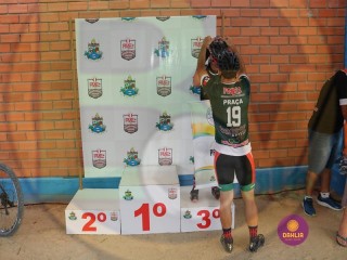 
<a style='margin-left: 5px;' class='btn btn-xs btn-social btn-facebook' href='https://www.facebook.com/sharer/sharer.php?u=https://www.boladovale.com.br/imgs/800-800-90/conteudo/fotos/1418/img3510.jpg' rel='popup' data-width='500' data-height='400'><i class='fa fa-facebook'></i>Compartilhar <span class='hidden-xs'>no Facebook</span>
</a> 
<a class='btn btn-default btn-xs' target='_blank' href='imgs/800-800-90/conteudo/fotos/1418/img3510.jpg'>
<span class='glyphicon glyphicon-cloud-download'></span> Salvar
</a> 
<span></span>
