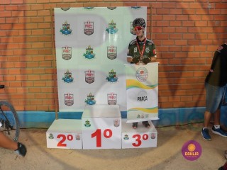 
<a style='margin-left: 5px;' class='btn btn-xs btn-social btn-facebook' href='https://www.facebook.com/sharer/sharer.php?u=https://www.boladovale.com.br/imgs/800-800-90/conteudo/fotos/1418/img3511.jpg' rel='popup' data-width='500' data-height='400'><i class='fa fa-facebook'></i>Compartilhar <span class='hidden-xs'>no Facebook</span>
</a> 
<a class='btn btn-default btn-xs' target='_blank' href='imgs/800-800-90/conteudo/fotos/1418/img3511.jpg'>
<span class='glyphicon glyphicon-cloud-download'></span> Salvar
</a> 
<span></span>