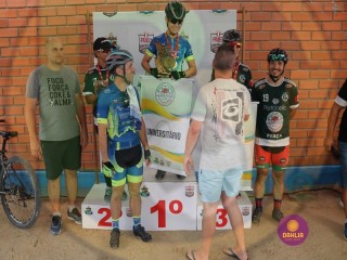 
<a style='margin-left: 5px;' class='btn btn-xs btn-social btn-facebook' href='https://www.facebook.com/sharer/sharer.php?u=https://www.boladovale.com.br/imgs/800-800-90/conteudo/fotos/1418/img3515.jpg' rel='popup' data-width='500' data-height='400'><i class='fa fa-facebook'></i>Compartilhar <span class='hidden-xs'>no Facebook</span>
</a> 
<a class='btn btn-default btn-xs' target='_blank' href='imgs/800-800-90/conteudo/fotos/1418/img3515.jpg'>
<span class='glyphicon glyphicon-cloud-download'></span> Salvar
</a> 
<span></span>