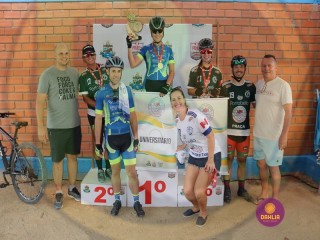
<a style='margin-left: 5px;' class='btn btn-xs btn-social btn-facebook' href='https://www.facebook.com/sharer/sharer.php?u=https://www.boladovale.com.br/imgs/800-800-90/conteudo/fotos/1418/img3516.jpg' rel='popup' data-width='500' data-height='400'><i class='fa fa-facebook'></i>Compartilhar <span class='hidden-xs'>no Facebook</span>
</a> 
<a class='btn btn-default btn-xs' target='_blank' href='imgs/800-800-90/conteudo/fotos/1418/img3516.jpg'>
<span class='glyphicon glyphicon-cloud-download'></span> Salvar
</a> 
<span></span>