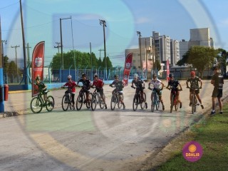 
<a style='margin-left: 5px;' class='btn btn-xs btn-social btn-facebook' href='https://www.facebook.com/sharer/sharer.php?u=https://www.boladovale.com.br/imgs/800-800-90/conteudo/fotos/1418/img6172.jpg' rel='popup' data-width='500' data-height='400'><i class='fa fa-facebook'></i>Compartilhar <span class='hidden-xs'>no Facebook</span>
</a> 
<a class='btn btn-default btn-xs' target='_blank' href='imgs/800-800-90/conteudo/fotos/1418/img6172.jpg'>
<span class='glyphicon glyphicon-cloud-download'></span> Salvar
</a> 
<span></span>