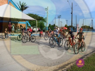 
<a style='margin-left: 5px;' class='btn btn-xs btn-social btn-facebook' href='https://www.facebook.com/sharer/sharer.php?u=https://www.boladovale.com.br/imgs/800-800-90/conteudo/fotos/1418/img6183.jpg' rel='popup' data-width='500' data-height='400'><i class='fa fa-facebook'></i>Compartilhar <span class='hidden-xs'>no Facebook</span>
</a> 
<a class='btn btn-default btn-xs' target='_blank' href='imgs/800-800-90/conteudo/fotos/1418/img6183.jpg'>
<span class='glyphicon glyphicon-cloud-download'></span> Salvar
</a> 
<span></span>