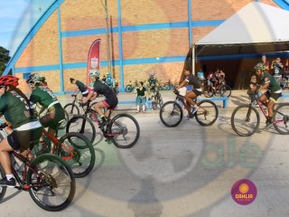 
<a style='margin-left: 5px;' class='btn btn-xs btn-social btn-facebook' href='https://www.facebook.com/sharer/sharer.php?u=https://www.boladovale.com.br/imgs/800-800-90/conteudo/fotos/1418/img6187.jpg' rel='popup' data-width='500' data-height='400'><i class='fa fa-facebook'></i>Compartilhar <span class='hidden-xs'>no Facebook</span>
</a> 
<a class='btn btn-default btn-xs' target='_blank' href='imgs/800-800-90/conteudo/fotos/1418/img6187.jpg'>
<span class='glyphicon glyphicon-cloud-download'></span> Salvar
</a> 
<span></span>