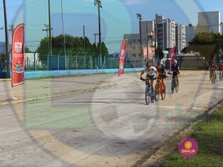 
<a style='margin-left: 5px;' class='btn btn-xs btn-social btn-facebook' href='https://www.facebook.com/sharer/sharer.php?u=https://www.boladovale.com.br/imgs/800-800-90/conteudo/fotos/1418/img6192.jpg' rel='popup' data-width='500' data-height='400'><i class='fa fa-facebook'></i>Compartilhar <span class='hidden-xs'>no Facebook</span>
</a> 
<a class='btn btn-default btn-xs' target='_blank' href='imgs/800-800-90/conteudo/fotos/1418/img6192.jpg'>
<span class='glyphicon glyphicon-cloud-download'></span> Salvar
</a> 
<span></span>