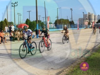 
<a style='margin-left: 5px;' class='btn btn-xs btn-social btn-facebook' href='https://www.facebook.com/sharer/sharer.php?u=https://www.boladovale.com.br/imgs/800-800-90/conteudo/fotos/1418/img6196.jpg' rel='popup' data-width='500' data-height='400'><i class='fa fa-facebook'></i>Compartilhar <span class='hidden-xs'>no Facebook</span>
</a> 
<a class='btn btn-default btn-xs' target='_blank' href='imgs/800-800-90/conteudo/fotos/1418/img6196.jpg'>
<span class='glyphicon glyphicon-cloud-download'></span> Salvar
</a> 
<span></span>