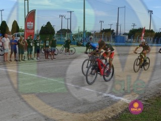 
<a style='margin-left: 5px;' class='btn btn-xs btn-social btn-facebook' href='https://www.facebook.com/sharer/sharer.php?u=https://www.boladovale.com.br/imgs/800-800-90/conteudo/fotos/1419/dsc01665.jpg' rel='popup' data-width='500' data-height='400'><i class='fa fa-facebook'></i>Compartilhar <span class='hidden-xs'>no Facebook</span>
</a> 
<a class='btn btn-default btn-xs' target='_blank' href='imgs/800-800-90/conteudo/fotos/1419/dsc01665.jpg'>
<span class='glyphicon glyphicon-cloud-download'></span> Salvar
</a> 
<span></span>