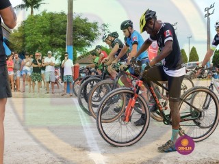 
<a style='margin-left: 5px;' class='btn btn-xs btn-social btn-facebook' href='https://www.facebook.com/sharer/sharer.php?u=https://www.boladovale.com.br/imgs/800-800-90/conteudo/fotos/1419/img3386.jpg' rel='popup' data-width='500' data-height='400'><i class='fa fa-facebook'></i>Compartilhar <span class='hidden-xs'>no Facebook</span>
</a> 
<a class='btn btn-default btn-xs' target='_blank' href='imgs/800-800-90/conteudo/fotos/1419/img3386.jpg'>
<span class='glyphicon glyphicon-cloud-download'></span> Salvar
</a> 
<span></span>