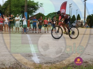 
<a style='margin-left: 5px;' class='btn btn-xs btn-social btn-facebook' href='https://www.facebook.com/sharer/sharer.php?u=https://www.boladovale.com.br/imgs/800-800-90/conteudo/fotos/1419/img3395.jpg' rel='popup' data-width='500' data-height='400'><i class='fa fa-facebook'></i>Compartilhar <span class='hidden-xs'>no Facebook</span>
</a> 
<a class='btn btn-default btn-xs' target='_blank' href='imgs/800-800-90/conteudo/fotos/1419/img3395.jpg'>
<span class='glyphicon glyphicon-cloud-download'></span> Salvar
</a> 
<span></span>