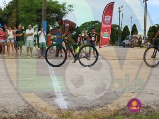 
<a style='margin-left: 5px;' class='btn btn-xs btn-social btn-facebook' href='https://www.facebook.com/sharer/sharer.php?u=https://www.boladovale.com.br/imgs/800-800-90/conteudo/fotos/1419/img3396.jpg' rel='popup' data-width='500' data-height='400'><i class='fa fa-facebook'></i>Compartilhar <span class='hidden-xs'>no Facebook</span>
</a> 
<a class='btn btn-default btn-xs' target='_blank' href='imgs/800-800-90/conteudo/fotos/1419/img3396.jpg'>
<span class='glyphicon glyphicon-cloud-download'></span> Salvar
</a> 
<span></span>